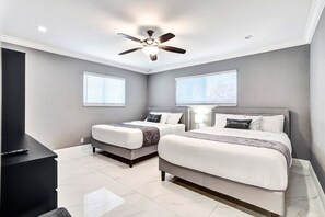 5 soveværelser, skrivebord, strygejern/strygebræt, weekendseng