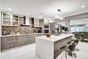 Køleskab, mikrobølgeovn, ovn, kogeplade