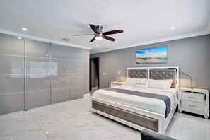 5 habitaciones, escritorio y tabla de planchar con plancha 