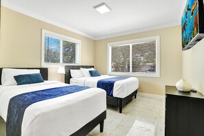 4 soverom, skrivebord, strykejern/-brett og reiseseng for barn