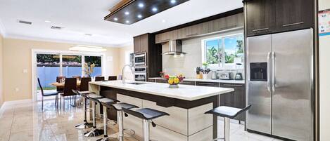 Refrigerador, microondas, horno, placa de cocina