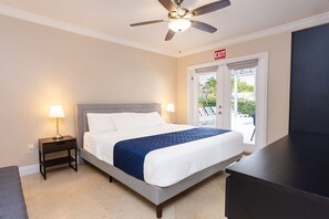 5 Schlafzimmer, Schreibtisch, Bügeleisen/Bügelbrett, Reisekinderbett