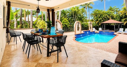 Magnificent Villa by Lake near Hollywood Beach