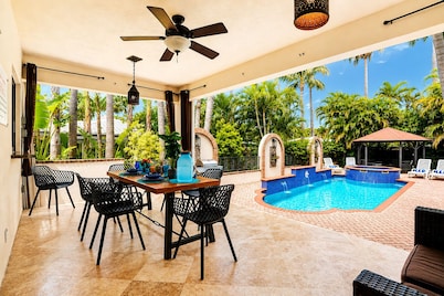 Magnificent Villa by Lake near Hollywood Beach