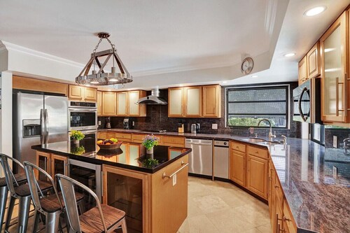 Magnificent Villa by Lake near Hollywood Beach