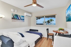 1 bedroom, desk, iron/ironing board, travel cot - Beach Effiency - Hollywood Beachfront & Broadwalk (Hollywood)