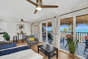 3 habitaciones, escritorio y tabla de planchar con plancha