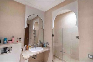 Asciugacapelli, asciugamani, sapone, carta igienica