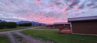 Circle R Cabin 6, Private Ranch, Mountain Views
