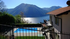 A swimming pool with a view of mountains and a lake. - Villa Rosa - My Home in Como (Muronico)