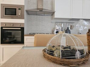 Kühlschrank, Ofen, Herdplatte, Hochstuhl