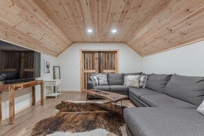 TV, fireplace, stereo - Patoka Cabin Experience w Hottub (Patoka Township)