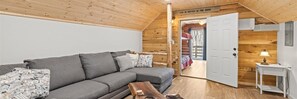 Télévision, cheminée, chaîne hi-fi
