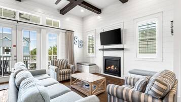 TV connectée, cheminée, livres