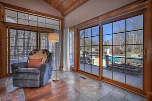 Télévision, cheminée, jeux vidéo, chaîne hi-fi