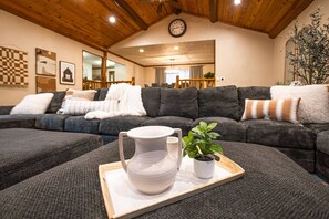 Télévision, cheminée, jeux vidéo, chaîne hi-fi