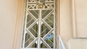 A staircase leading to a door with geometric patterns and a sign above reading "6 Villa Canteraine". - Duplex in Cannes 5 min walk from the beach 5 BR (Cannes)