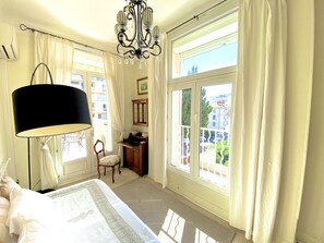 5 bedrooms, iron/ironing board, WiFi, bed sheets