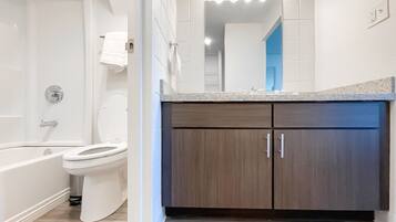 Serviettes fournies, savon, shampoing, papier toilette