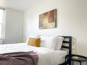 Een bureau, een strijkplank/strijkijzer, gratis wifi, beddengoed