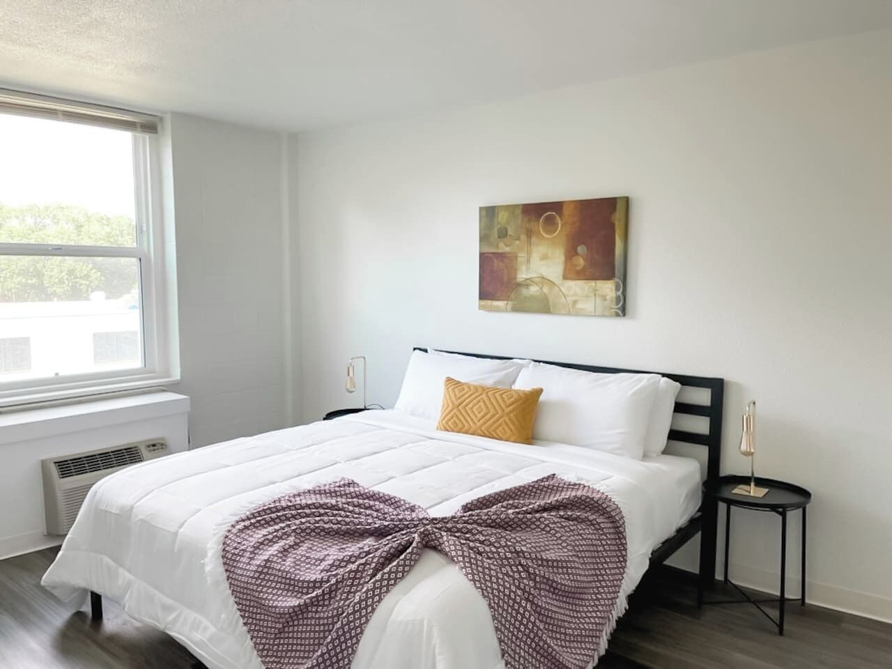 Skrivebord, strykejern/-brett, wi-fi (inkludert) og sengetøy