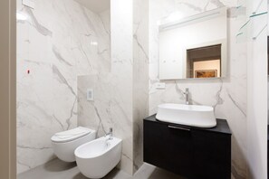 Dusj, hårføner og bidé