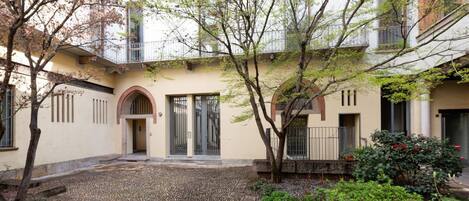 المنشأة من الخارج