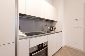 Fridge, oven, stovetop, dishwasher