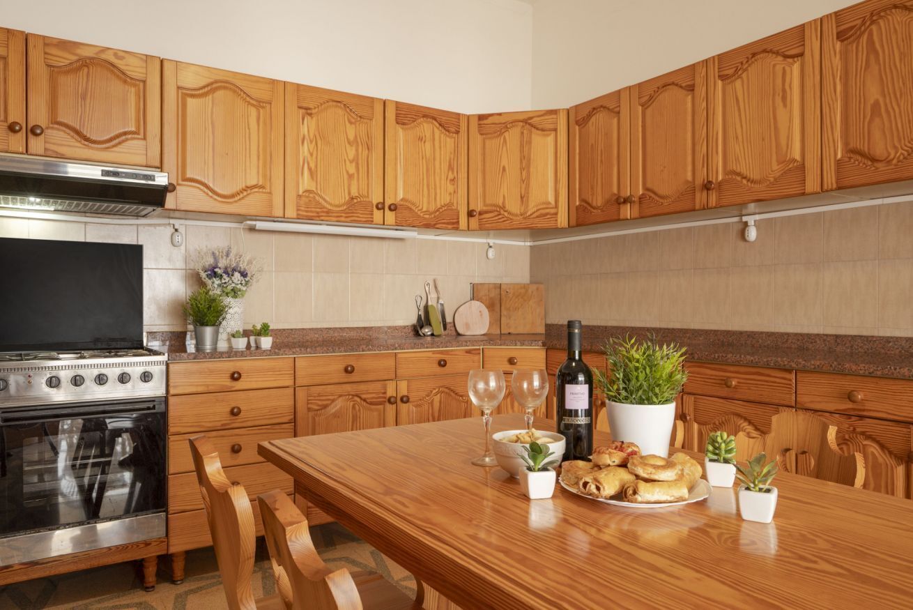Fridge, oven, stovetop, cookware/dishes/utensils