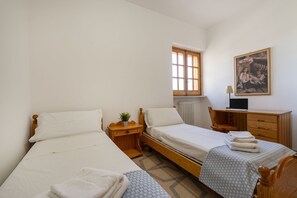 3 chambres, fer et planche à repasser, Wi-Fi, draps fournis