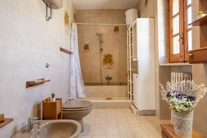 Een haardroger, een bidet, handdoeken