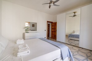 3 habitaciones, tabla de planchar con plancha, wifi y ropa de cama 