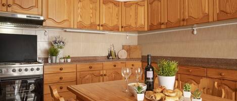 Refrigerador, horno, parrilla de estufa y utensilios de cocina