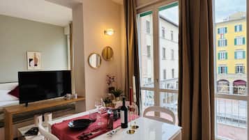 Premium Studio | Living area | Flat-screen TV