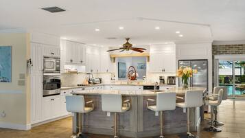 冰箱、微波炉、烤箱、炉灶