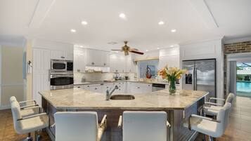 冰箱、微波炉、烤箱、炉灶