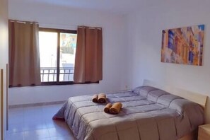 2 habitaciones, tabla de planchar con plancha y ropa de cama 