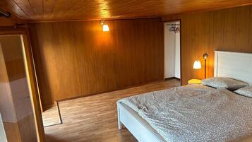 2 kamar tidur, brankas, meja kerja, dan tirai kedap cahaya