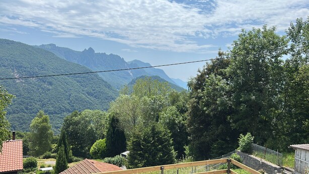 A residential area with a view of mountains and a clear sky. - Monte Bar Old Cottage (Lugano)