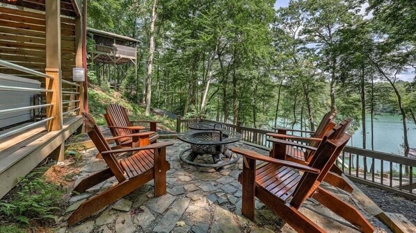 Terrace/patio - All Your'n - Pet Friendly | Lakefront on Lake Blue Ridge | Year Round Water | Private Dock (Blue Ridge)