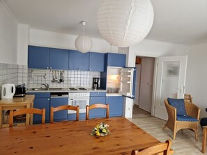 Fridge, oven, stovetop, dishwasher - Rosenberg 2 Whg. 29 1.og - Familienfreundliche Wohnung in Ruhiger Lage (Zingst)