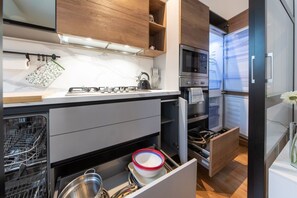 Geladeira, micro-ondas, fogão, cooktop