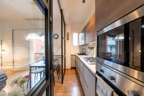 Køleskab, mikrobølgeovn, ovn, kogeplade