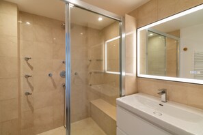 Douche, articles de toilette (gratuits), serviettes fournies