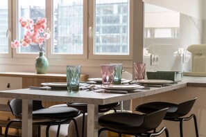 Dining - Appartement Boieldieu - Welkeys (Puteaux)