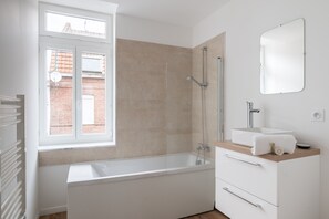 Dusche, kostenlose Toilettenartikel, Haartrockner, Handtücher