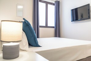 1 slaapkamer, een strijkplank/strijkijzer, beddengoed