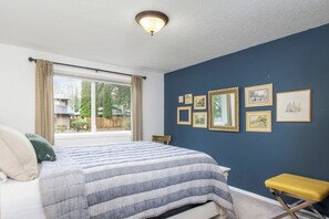 4 bedrooms, desk, WiFi, bed sheets