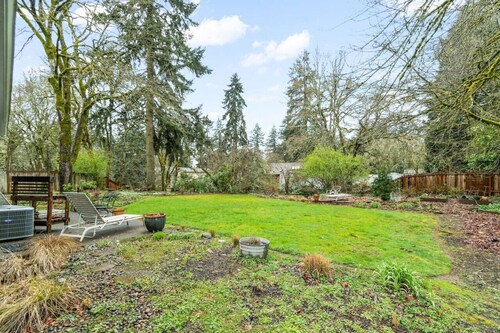 Oakway Oasis: within 3 miles of Autzen/U of O