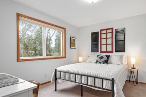 4 bedrooms, desk, WiFi, bed sheets